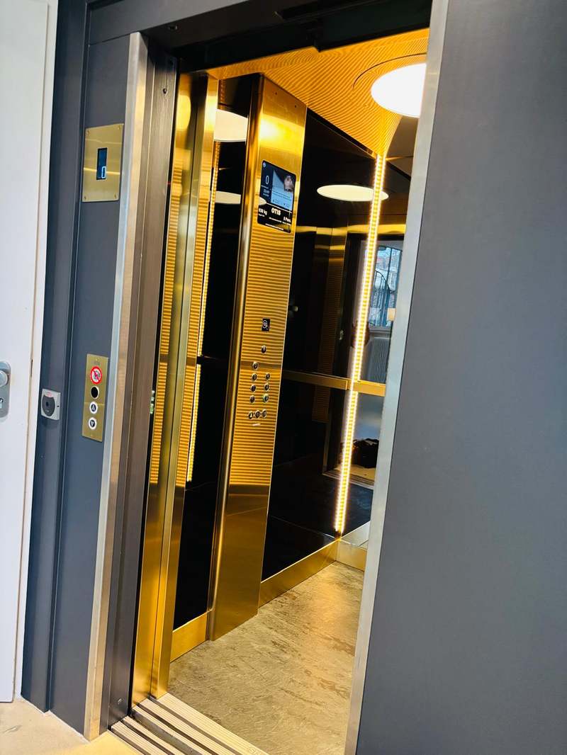 Conti Hotel Duisburg — Gold Hairline